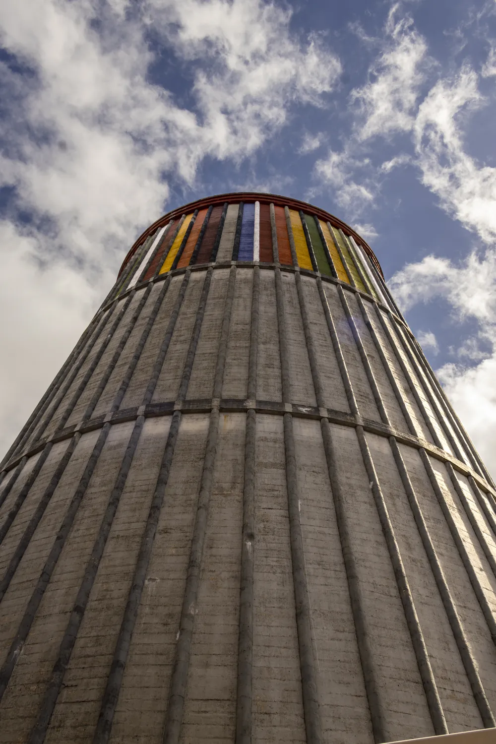 Contrapicado completo de una torre cónica de hormigón contra el cielo